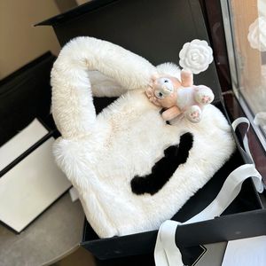 Peluş çanta tasarımcısı bayanlar omuz çantası 25cm vizon kadife büyük logo lüks el çantası kol altı çanta tatlı prenses çanta sevimli peluş kolye makyaj çantaları seyahat sacoche