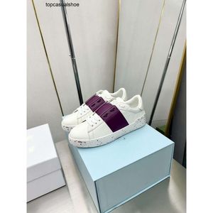 Valenttino tjockt VT i den senaste populära samlingen Soled Willow Nail Sports Casual Shoes Small White Shoes and Women's Sports Shoes in flera färger.