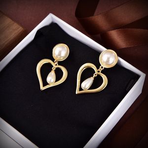 Lyxpärlörhängen ihålig utguld Pearl Earring Design Noble and Elegant For Women 2024 New Model