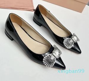 Klänningskor Spring Autumn Casual Low Heels Crystal Decor Pointed Toe For Women Solid Color Patent Leather Pumps