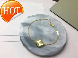 2023 Luxury Van Clover Designer Bracelet Pearl 4 Leaf 18k Gold Laser Brand Bangle Charm Bracelets Necklace Earrings Wedding 034i 01CA