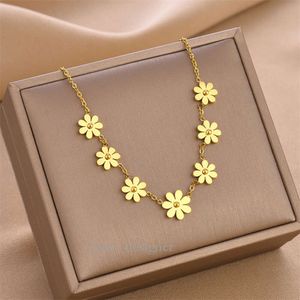 Daisy Necklace Collar Chain Gold Plated Short Seven Small Chrysanthemum Cross Chain Halsband Kvinnlig guldhuvudstycke 792 410