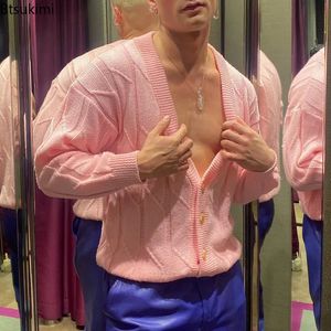 Сексуальные розовые свитера с глубоким v-образным вырезом, мужская мода, свободные вязаные кардиганы с длинными рукавами на пуговицах, весенняя модная уличная одежда, мужской трикотаж 240113