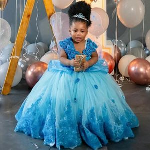 2024 Blue Flower Girl Dresses Kort ärmar V Neck Princess Queen Communion Dress Appliced ​​Lace Pärled Little Kids First Birthday Party Wedding GOWNS F013