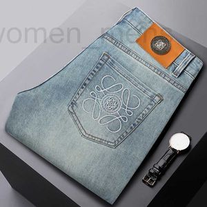 Mäns jeans designer ljus lyx trendiga jeans för män med smal passform och små fötter, koreansk version av elastisk broderad rak rörblå herrbyxor yyf6
