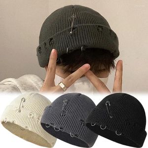 Baskar stickande mössa hatt unisex fast färg varm stickad brimlös kap kvinnor män mode y2k desinged hål metall ring skalle