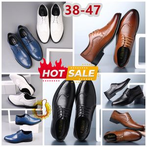 Modeller Resmi Tasarımcı Elbise Ayakkabı Mans Siyah Blue White Deri Ayakkabı Point Toe Party Borquet Takım Erkekler İş Topuk Tasarımcı Ayakkabı Eur 38-47 Yumuşak