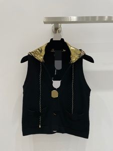 11001 2024滑走路夏同じスタイルのセイターの袖なしフード付きプルオーバーファッション服ホワイトブラック高品質の女性Qian