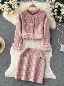 Abiti da lavoro High-End Lattice Tweed Set da 2 pezzi Moda da donna Perline Decorazione di piume Giacca Cappotto Minigonne Inverno Elegante abito da ufficio