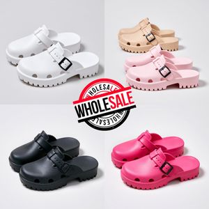 2024 CLOG BUCKLE DESIGNER SLIDER Sandaler Plattform tofflor Män kvinnor Vita rosa vattentäta skor Nursing Hospital utomhusstorlek 36-41