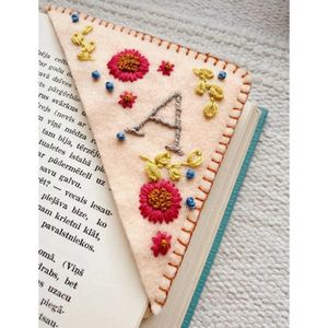 Marcador de canto bordado à mão personalizado, Felt Triangle Página costurada Única letra de flor fofa Bordado Acessórios para amantes de livros