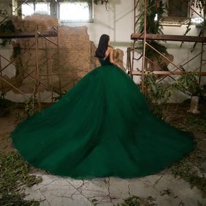 Abiti romantici verde scuro Abiti Quinceanera Appliques Pizzo con perline Treno lungo Tulle Abiti da spettacolo di ballo Sweetheart senza spalline Sweet 15 Dr