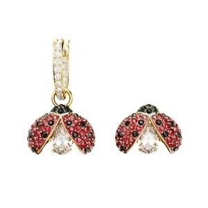 Cazibe Küpe Swarovskis Tasarımcı Jewels Orijinal Kalite Yedi Yıldızlı Lady Bug Küpe Asimetrik Kadın Tasarımı ile Elements Cryst Cryst