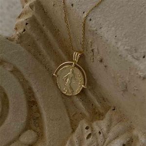 Silvology 925 Sterling Silver Queen Coin Pendant Necklace Gold Color Round Elegant Letter Necklace For Women Festival Jewelry 2107261y