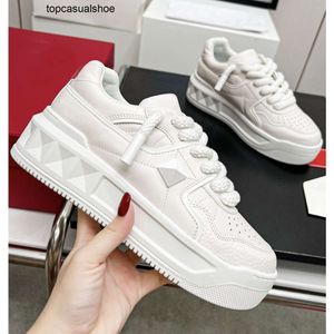 Valentines VT Designer Sneakers Women V-Buckle Designer Men Casual Shoes Top Quality Shoe Amore One Stud Low Calfskin Luxury Trainers