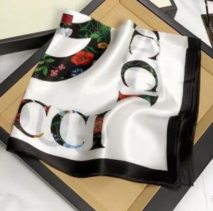 12 1Style Silk Scarf Head Scarfs For Women Winter Luxurious Scarf High End Classic Letter Mönster Designer Shawles Ny gåva Lätt att matcha mjuk beröring ovan