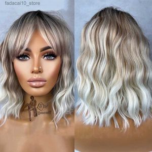 Syntetiska peruker Ash Blonde Brown Balayage Highlights Streaks 14 tum Bob Wig Wavy Spets Front Fringe Bangs Womens Wig Eye Catching Short Q240115