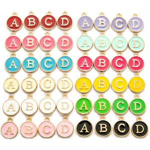 13mm A-Z English Letter Pendant Charms Halsband armband mode runda metall diy smycken gör tillbehör vit svart blå rosa ros röd gul grön lila färg