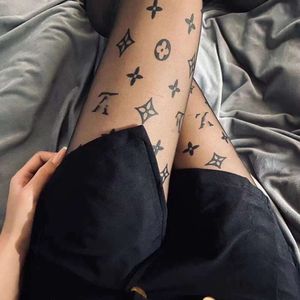 23ss F/c/b/t/g Designer Channel Sexy Spitzenstrumpfhose Damenmode Dünne Leggings Mesh Cucci Weiche Atmungsaktive Hohltextilien Buchstabe Schwarze Seidensocken 435 138