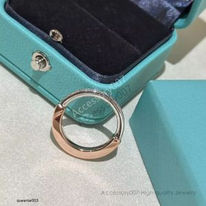 Designer-Schmuckringe, Bandringe, Designer-Ring für Damen, Farbtrennung, modisch und exquisit, Bügelschloss, Liebestrend, einfacher zweifarbiger Persönlichkeitsstil-Schmuck