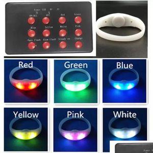 Party Present LED Color Changing Sile Armband Armband med 12 nycklar 200 meter fjärrkontroll blinkande ljus glödande armband för Dh4yu