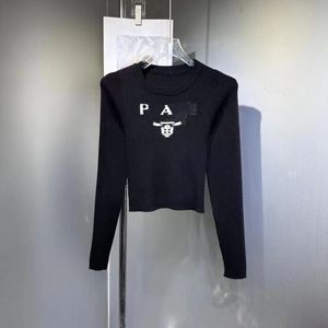 Designer högkvalitativ stickad crewneck tröja mode pullover långärmad triangel bokstäver logotyp fast färg lyx tröja