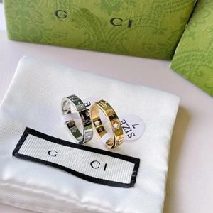 Luxurys designers band ringar mode män kvinnor titan stål graverade brev mönster älskare smycken smal ringstorlek 5-10 med originalpaket