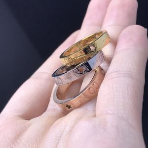 Anello per unghie di lusso Anello da uomo Anelli di design Moda Acciaio al titanio inciso Lettera Modello Anello di fidanzamento Anello di fidanzamento Taglia 5-10 Anelli per donna