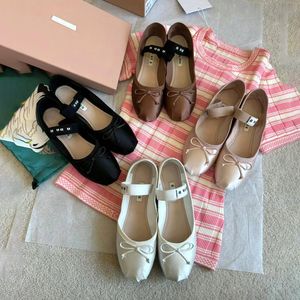 Miui balett platt klänning sko för kvinna man bow silk dans sko lyx designer sko sexig tränare yoga casual canvas skor ballerina walk utomhus skor loafer lady gåva