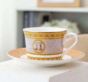 Ny European-stil kreativ vintage kaffekopp förgyllda porslin gåva Big Mark Tea Cup Plate Rack Set Home