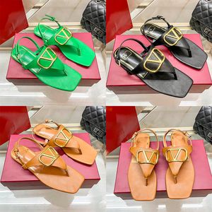 Flache Tanga-Sandale Frauen Sommer Paris Flip Flops Luxurys Designer Pantoffeln Mädchen Strand körnig körnig Kalbsbannsläber Schuhe Groß 35-42 Messing-Hardware