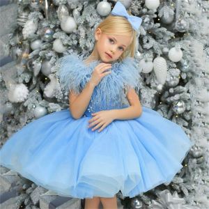 Luxury Short Blue Flower Girl Dresses Off The Shoulder Pequin Pärled With Feathers Ball Gown Kne Length Custom Made for Wedding Party