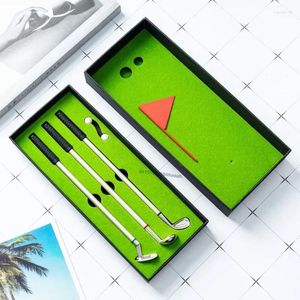 ゴルフペンセットミニデスクトップボールギフトには、グリーン3クラブのボールとフラッグデスクゲームオフィススクールのパッティングが含まれます