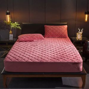 Crystal Velvet Thicken quiltad madrass Cover Warm Soft Plush Queen King Bed Mitted Sheet Intimmer inklusive Pillow Case 240116