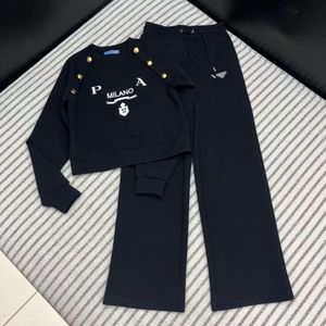 Mode kvinnors set designer tracksuit triangel rund hals kort topp lös byxor tvådelar kvinnor utomhus casual sportkläder