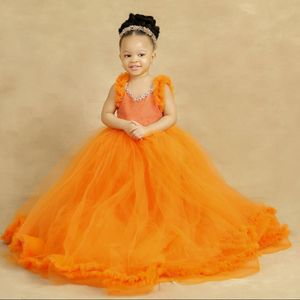 Orange Flower Girl Dresses V Neck Tiersed Tulle Ball Gowns Flowergirl Dress Princess Pärlade First Birthday Party Dresses Dotter och Mother Dresses NF001