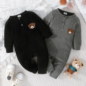 Neugeborene Babykleidung von 0 bis 18 Monaten alt, Cartoon-Bär, kleiner Knopf, langärmeliger Baby-Overall 240116