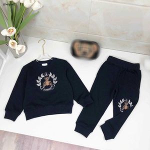 Luxury Baby Tracksuits Doll Bear Pattern Print Kids Designer Kläder Storlek 100-160 Autumn Round Neck Hoodie and Pants Jan10