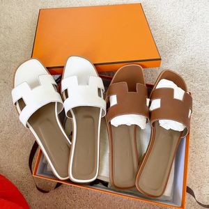 Kvinnor tofflor designer sandal mode glid sko för kvinna tazz tozz läder gummi platt sandale sommar strandskor loafer gula botten slidare dhgate
