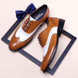 Abito in pelle verniciata bianca nera con punta alare Abito da uomo marrone Brogue da sposo Scarpe classiche oxford da matrimonio per uomo