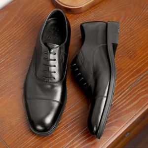 Italiensk svart bröllop äkta läder 2023 Autumn New Style Designer Elegant Man Classic Oxfords Dress Shoes