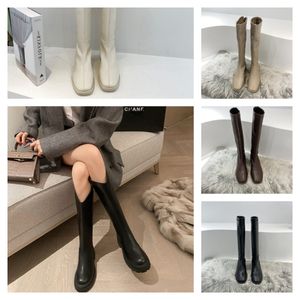 24SS Luxury Designers Spiked Shoes Women Ankle Boots Rivets Boot äkta läder Hongroise Suede Ankles Booty Stopled Bootie Black Squedes Factory Factory