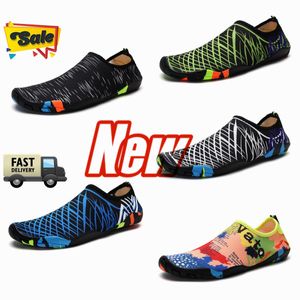 2024 Outdoor Sports Summer Beach Vacation Leisure Högkvalitativ herrkvinnor Slipper Soft Soled Sandals, Socks Slippers