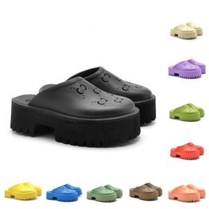 2024 Sandaler gummi Desinger House Slipper For Womens Perforated G Platform Shoe Slip-On Clogs Foam Slides Men Wedge Sandal Cream Beige Beach Mens Sliders Designer