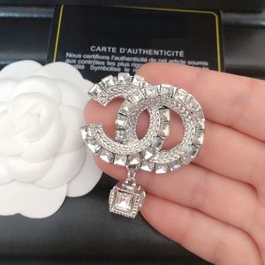Tasarımcı Mücevher Broş Cazibesi İnci Pin Marka Mektubu Broşlar 18K Altın Kaplama Kolye Broş Partisi Hediye Aksesuarları