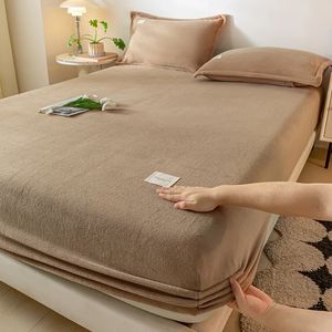 Varm plyschmonterad ark elastisk madrass täcker sammet säng full set vinter mjuk familj dubbelsängar 150160180x200cm 240116