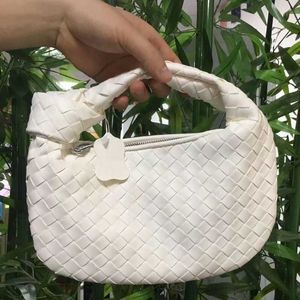 Botegs Venets nya köpcentrum Leisure Underarm Bag 2024 New Cloud Woven Bag Women's Handbag Fashion Soft Leather armhålan Cowhorn med riktig logotyp