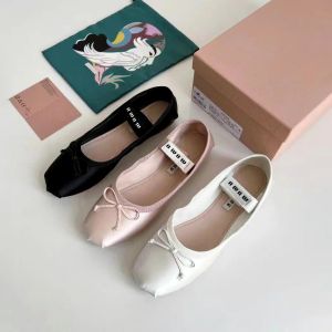 2024 MIUI BALET Flat Sukienka dla kobiety Man Bow Silk Dance Shoe Luksusowy projektant Bute Sexy Trainer Yoga Casual Canvas Buty Ballerina Walk Outdoor Buty