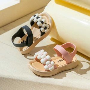 Сандалии новые модные детские тапочки летние девочки цветы ванная комната для дома носимые не скользящие пляжные туфли мягкие солятельные детские детские сандалии