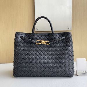 B Family 8-Line Buckle Andiamo Original Leather 2023 New Woven Women's Portable Single Shoulder Crossbody Officiell dokument Tygväska